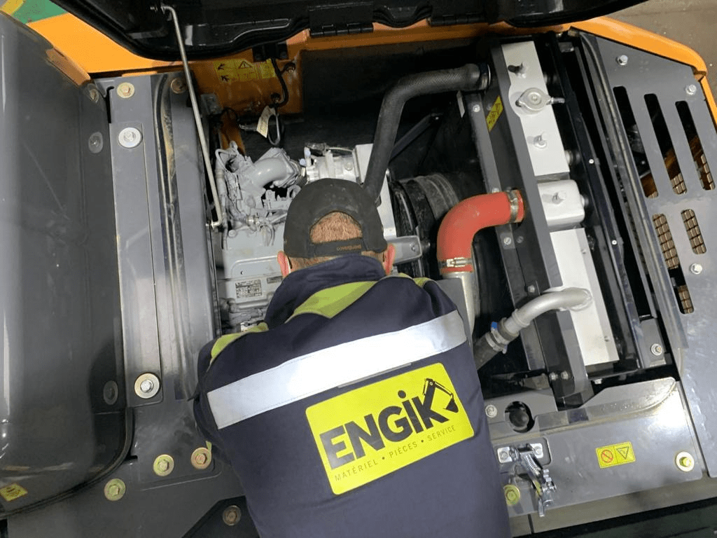Engik technician engine maintenance